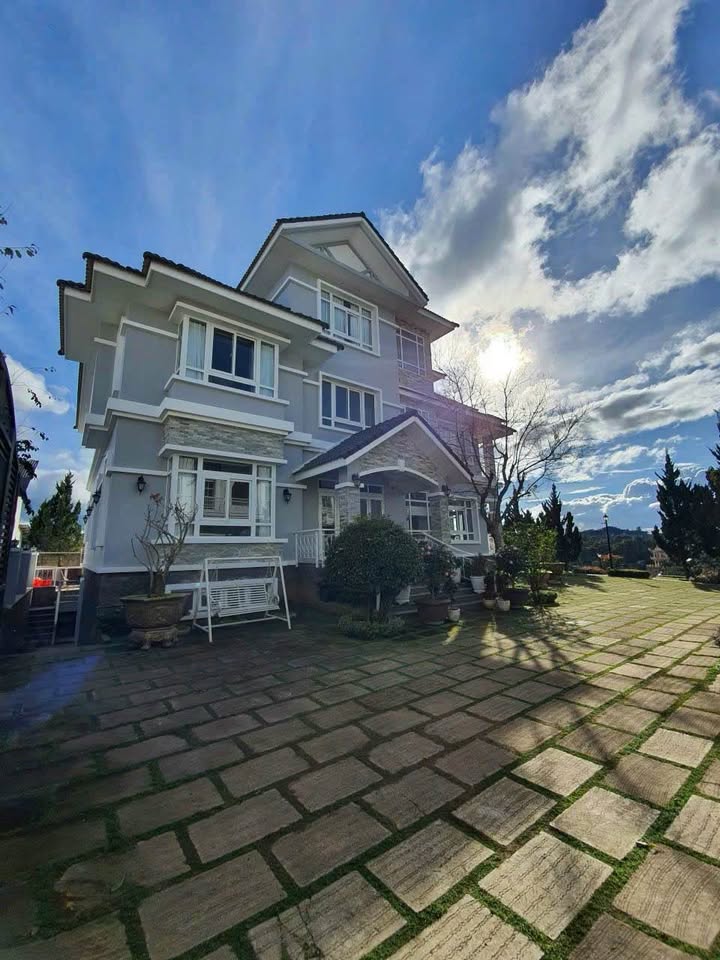 Căn villa Hoàng Hoa Thám Đà Lạt 1400m² giá 65 tỷ - View sân vườn siêu đẹp!