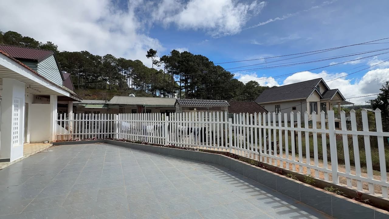 Nhà mặt tiền Quốc lộ 20, Xuân Thọ, Đà Lạt 250m² giá 2.7 tỷ - Kiến trúc kiên cố, sân để xe rộng rãi!