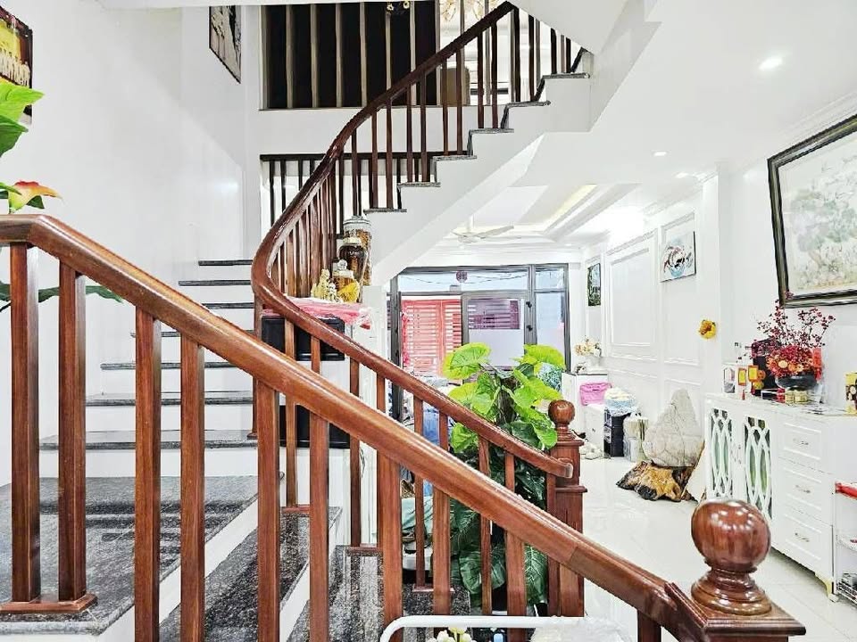 Nhà đẹp Bồ Đề Long Biên 62m² giá 15 tỷ - Sổ đỏ chính chủ giao ngay!