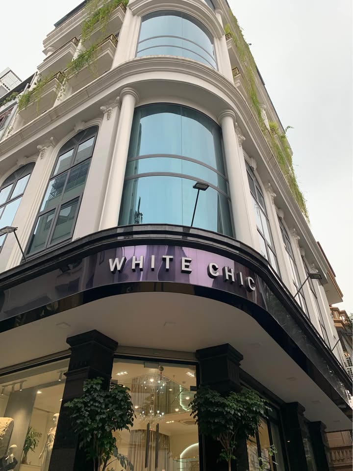 Nhà riêng Hoàng Quốc Việt 64m² giá thỏa thuận - Lô góc, ô tô vào nhà!