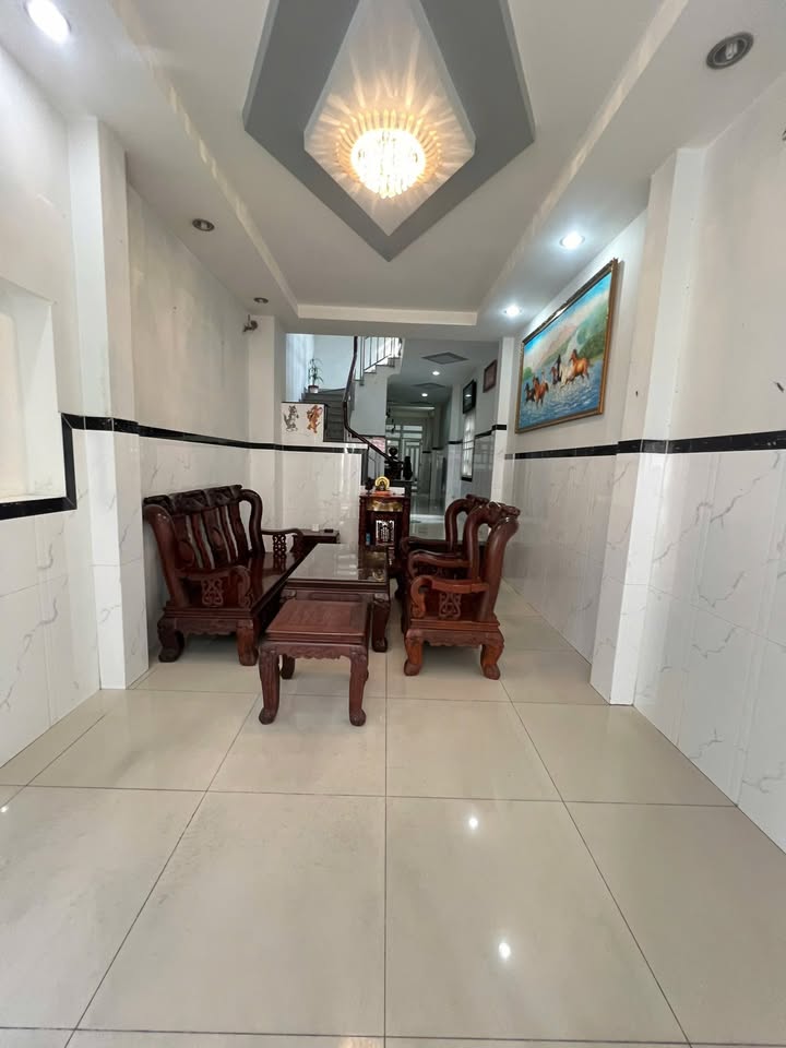 Nhà cho thuê hẻm Lạc Long Quân Tân Bình 88m² giá 20 triệu - Thiết kế sang trọng, có thang máy!