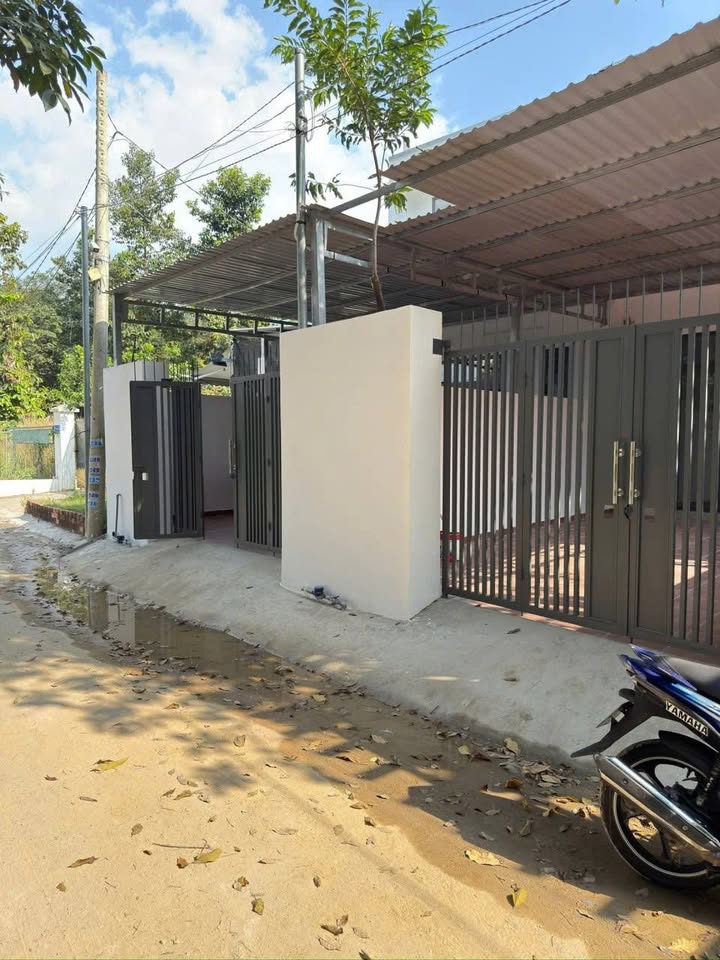 Nhà cho thuê mới xây tại Định Hòa, Bình Dương 2PN giá 6 triệu - Sân đậu xe rộng rãi!