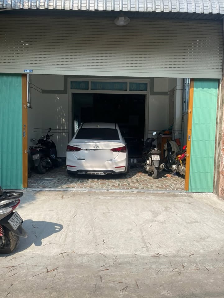 Nhà phố Hóc Môn 100m² giá 5.1 tỷ - Chính chủ bán, vị trí thuận lợi!