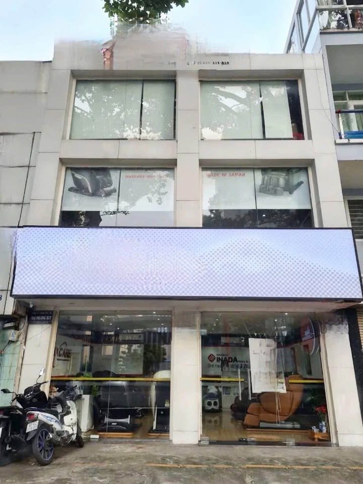 Nhà nguyên căn mặt tiền Trần Hưng Đạo, Quận 1, 7m - Thích hợp làm văn phòng, cafe!