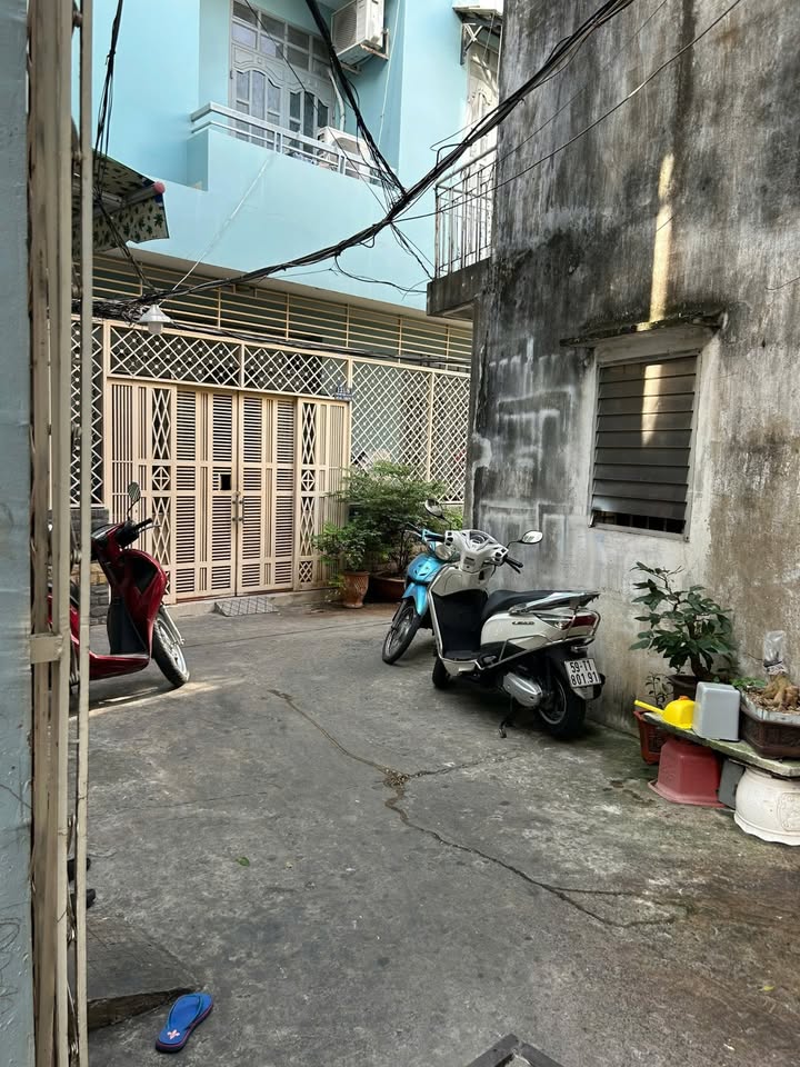 Nhà 2 Lầu Đường Trần Bình Trọng, P2, Q5 - Giá Chỉ 2.88 Tỷ!