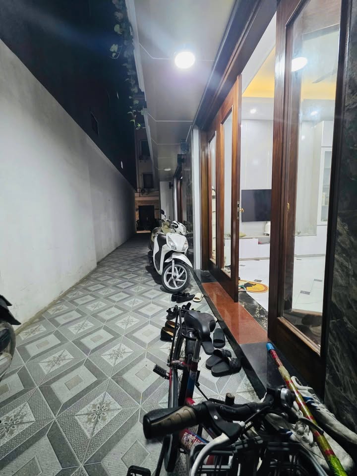 Nhà mới Bắc Từ Liêm 30m² giá 5.8 tỷ - Tiện ích đầy đủ, chính chủ!