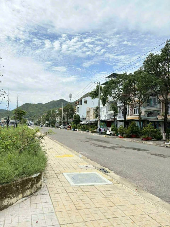 Nhà cấp 4 mặt tiền Bờ Kè Hòn Rớ 70m² giá 6 tỷ - Kinh doanh thuận lợi!