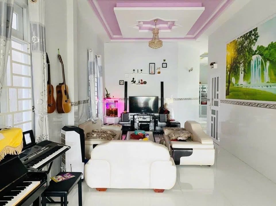 Nhà mặt tiền đường nhựa Hàm Tiến, Phan Thiết 200m² giá 5.8 tỷ - Tiện nghi đầy đủ, vào ở ngay!