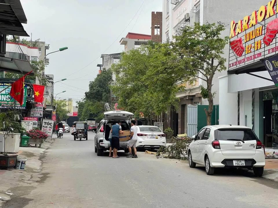 Đất kinh doanh Hoàn Sơn 75m² giá 4 tỷ - Vị trí đẹp, sầm uất!