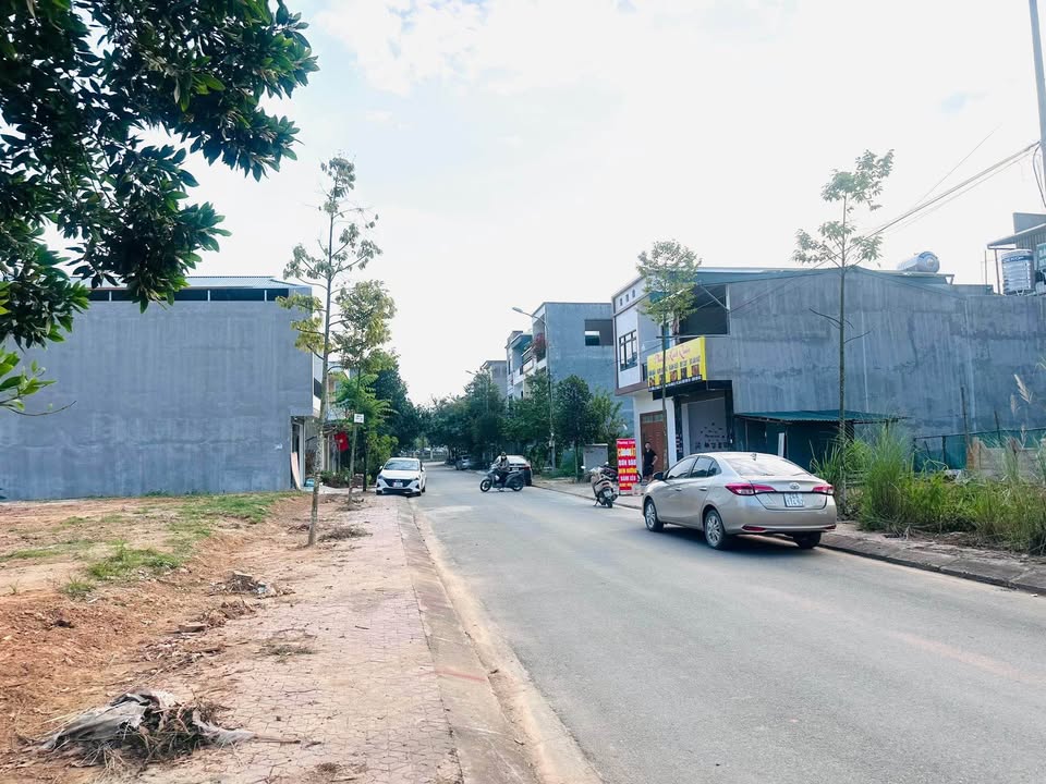 Đất nền 100m² đường 22/12, Lào Cai giá 1.695 tỷ - Sổ đỏ chính chủ, vị trí đẹp!