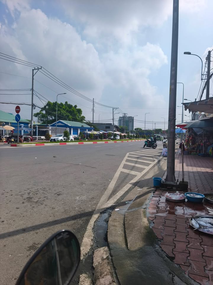 Nhà bán Tân Kiên, Bình Chánh 32m² giá 2.3 tỷ - Khu vực tiện ích đầy đủ!