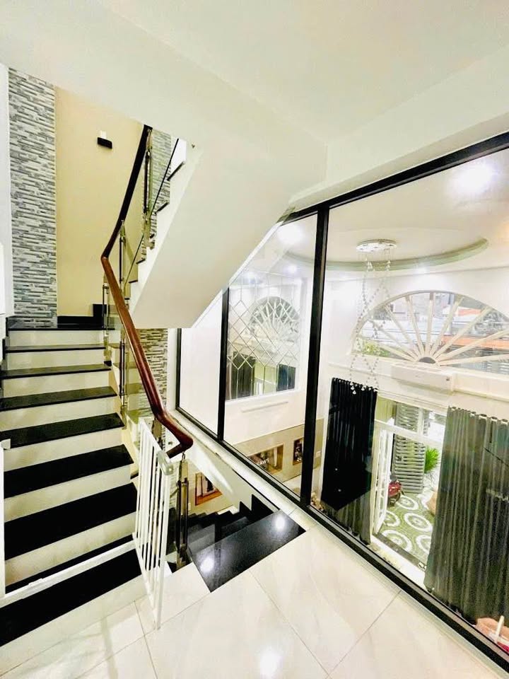 Nhà mặt tiền Trung Mỹ Tây 150m² giá 9.8 tỷ - Đầu tư sinh lời ngay lập tức!