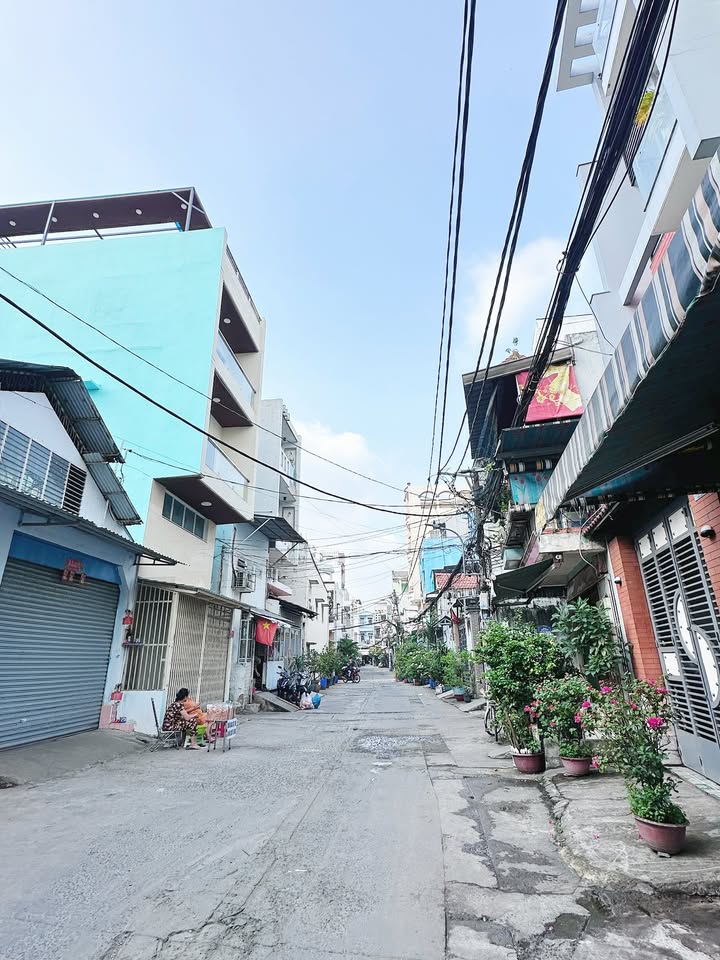 Nhà 3 tầng quận 11, Lạc Long Quân 54m² giá 6 tỷ - Dọn vào ở ngay!