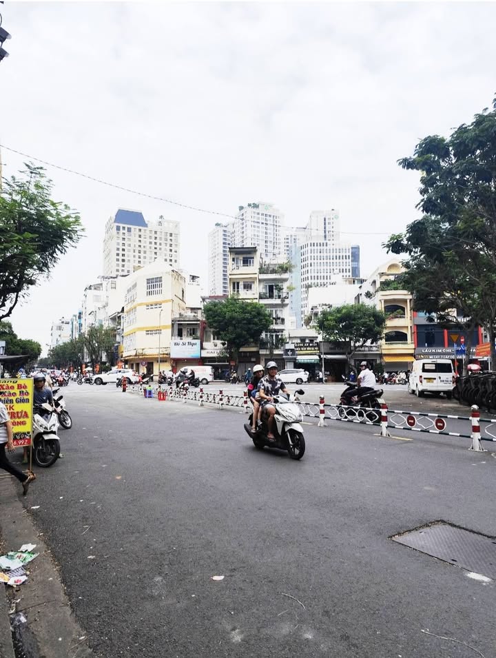 Nhà mặt tiền Hoàng Diệu, Quận 4, 15m² giá 8.999 tỷ - Kinh doanh sầm uất!