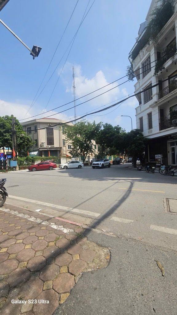 Nhà phố Lạc Long Quân Tây Hồ 124m² - Giá chỉ 100 triệu/m² - Cơ hội đầu tư tuyệt vời!