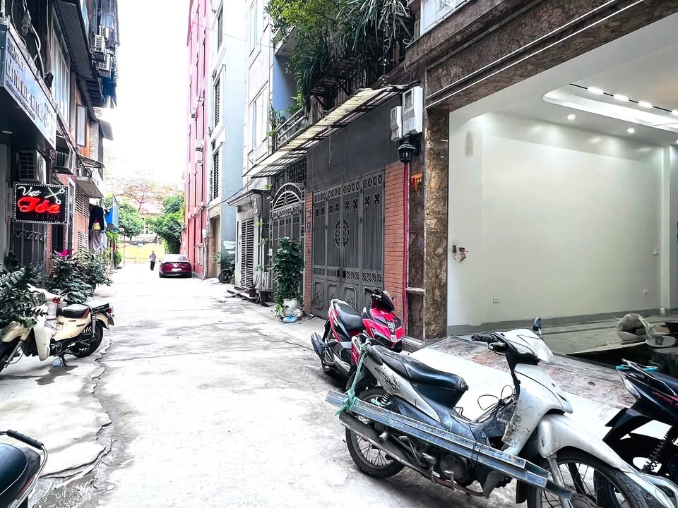 Nhà phố Hoàng Quốc Việt 53m² giá 2 tỷ - Kinh doanh thuận lợi!