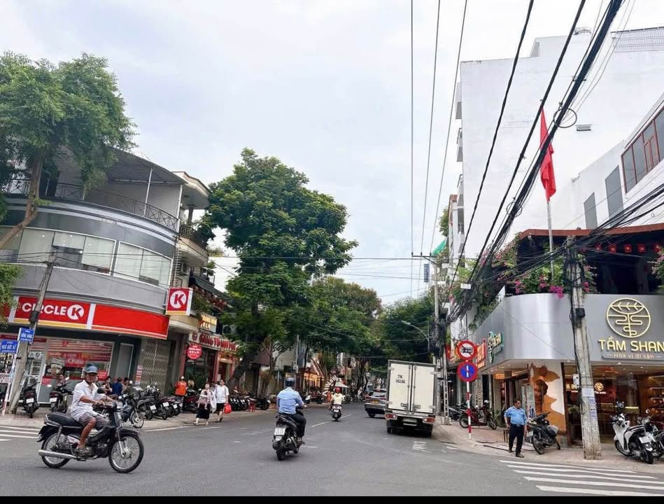 Bán nhà 7 tầng mặt tiền Hồng Bàng, Nha Trang - Giá chỉ 20.5 tỷ!