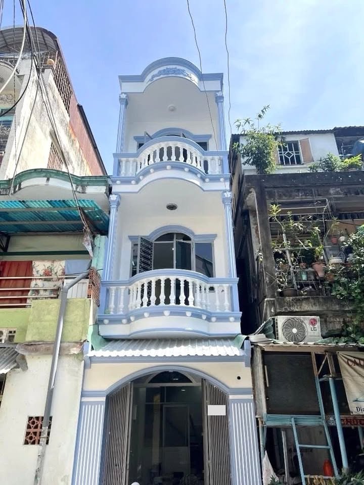 Nhà 4 tầng tại hẻm Cách Mạng Tháng Tám, quận 10 - Giá 9.5 tỷ, sổ hồng chính chủ!