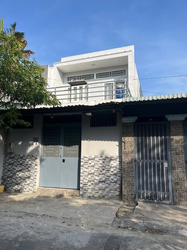 Nhà bán Hóc Môn 100m² giá 4.6 tỷ - Kiên cố, đầy đủ tiện nghi!