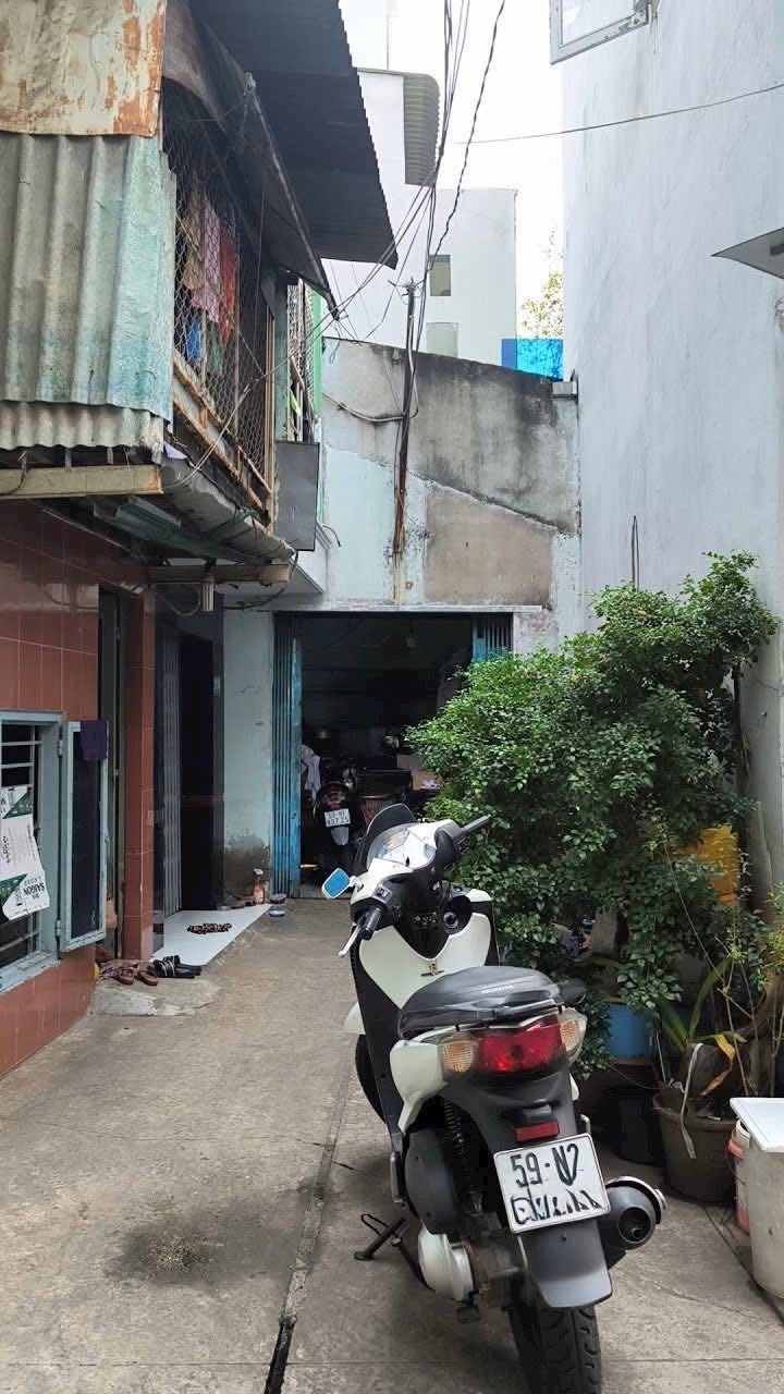 Nhà hẻm Lạc Long Quân Quận 11 24m² giá 2.45 tỷ - An ninh yên tĩnh