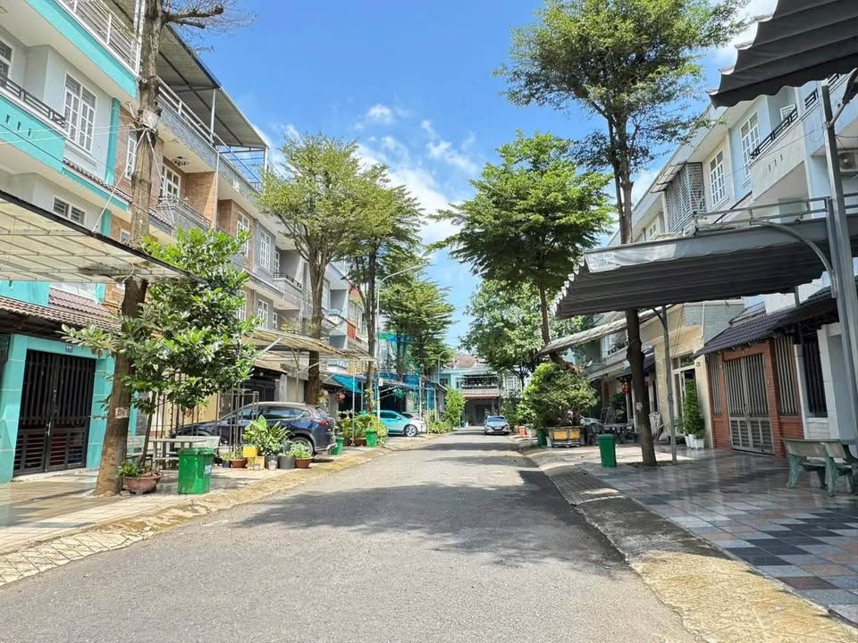 Nhà đẹp 3 tầng Tân Biên, Biên Hòa 240m² giá 4.35 tỷ - Sẵn sàng vào ở!