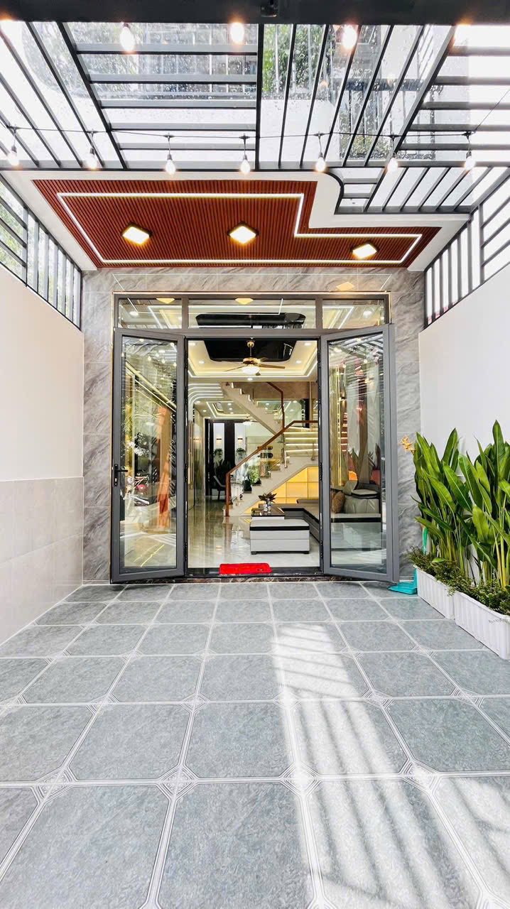 Nhà 4 tầng Lâm Thị Hố, Trung Mỹ Tây giá 6.6 tỷ - Full nội thất hiện đại, xe tải đậu cửa!