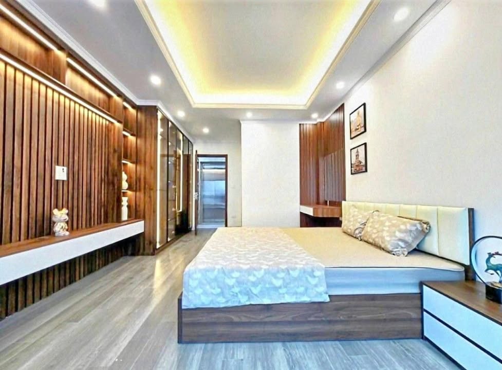 Nhà 5 tầng Lạc Long Quân 40m² giá thương lượng - Vị trí đắc địa, gần Hồ Tây!