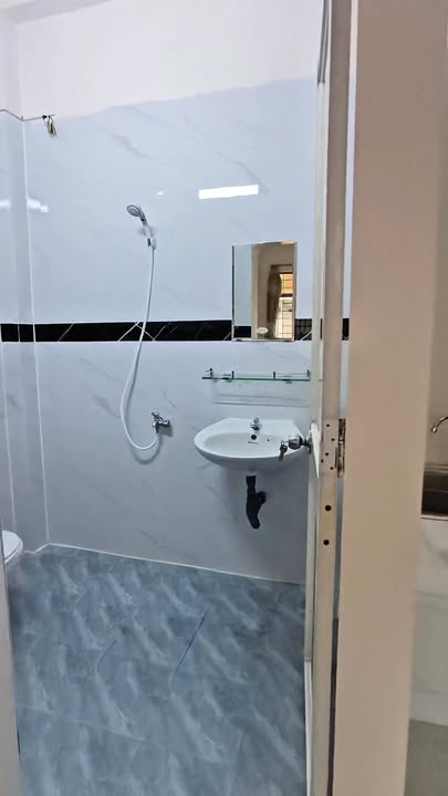 Phòng cho thuê mặt tiền Lê Lư, Tân Phú - Nhà mới, gác rộng, free xe!