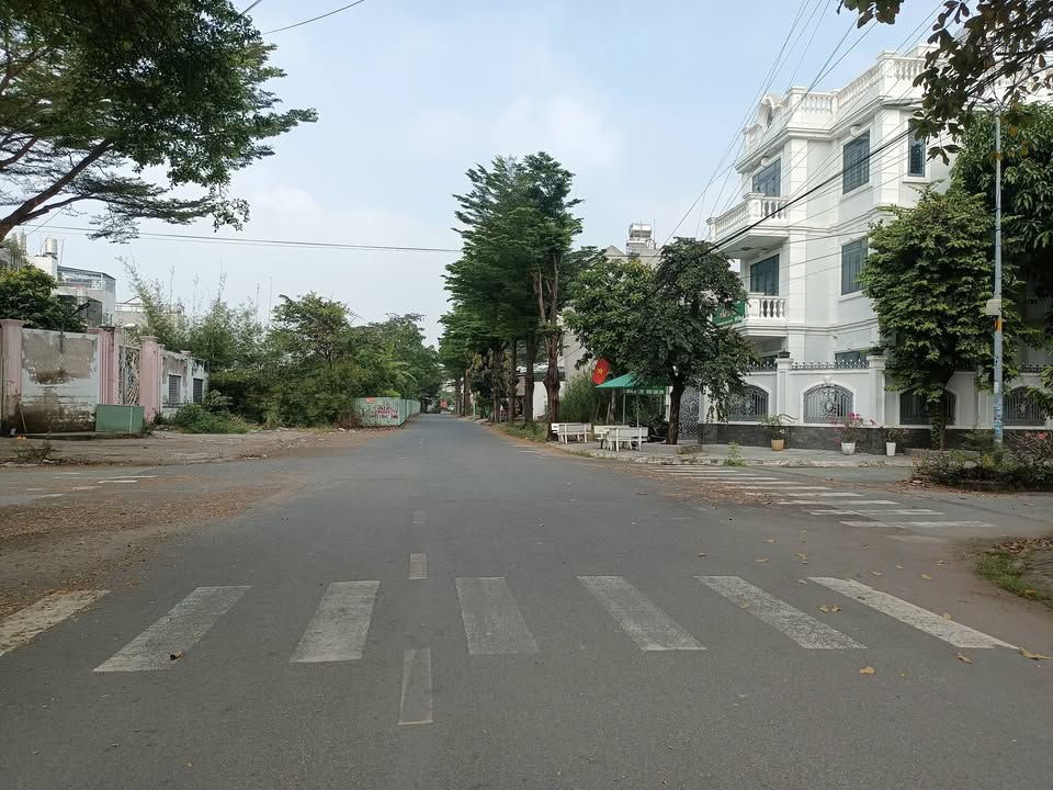 Đất biệt thự Bưng Ông Thoàn, Phú Hữu 450m² chỉ 19.8 tỷ - Không gian xanh yên tĩnh!