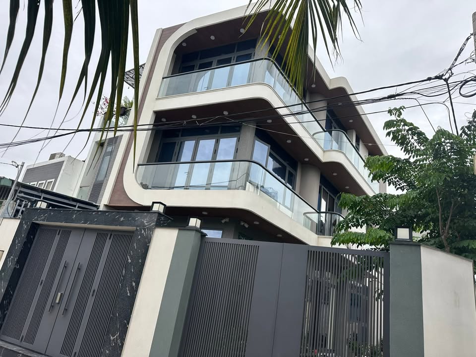 Villa Phạm Văn Đồng 160m² giá 13.5 tỷ - Thiết kế hiện đại, 2 mặt tiền thông thoáng!