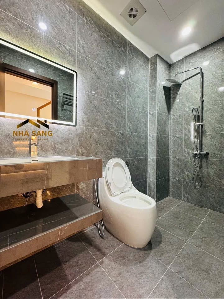 Nhà riêng 4 tầng Hồ Sen 55m² giá 4.6 tỷ - Cách mặt đường vài bước chân!