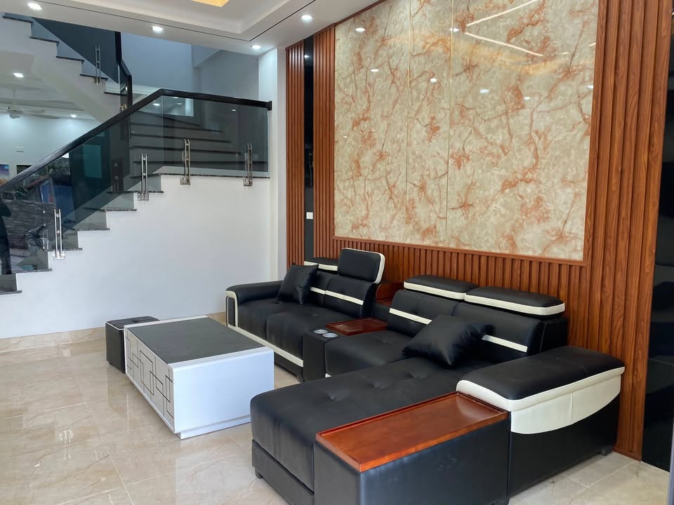 Nhà 3 tầng đường Trương Hán Siêu, phường Phúc Thành, 115m² giá 5 tỷ - Ô tô vào tận nhà!