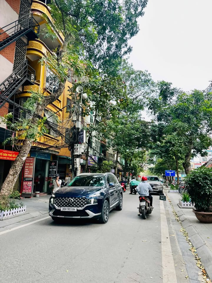 Nhà mặt đường kinh doanh Định Công 33m² giá 13.2 tỷ - Cơ hội vàng cho đầu tư!