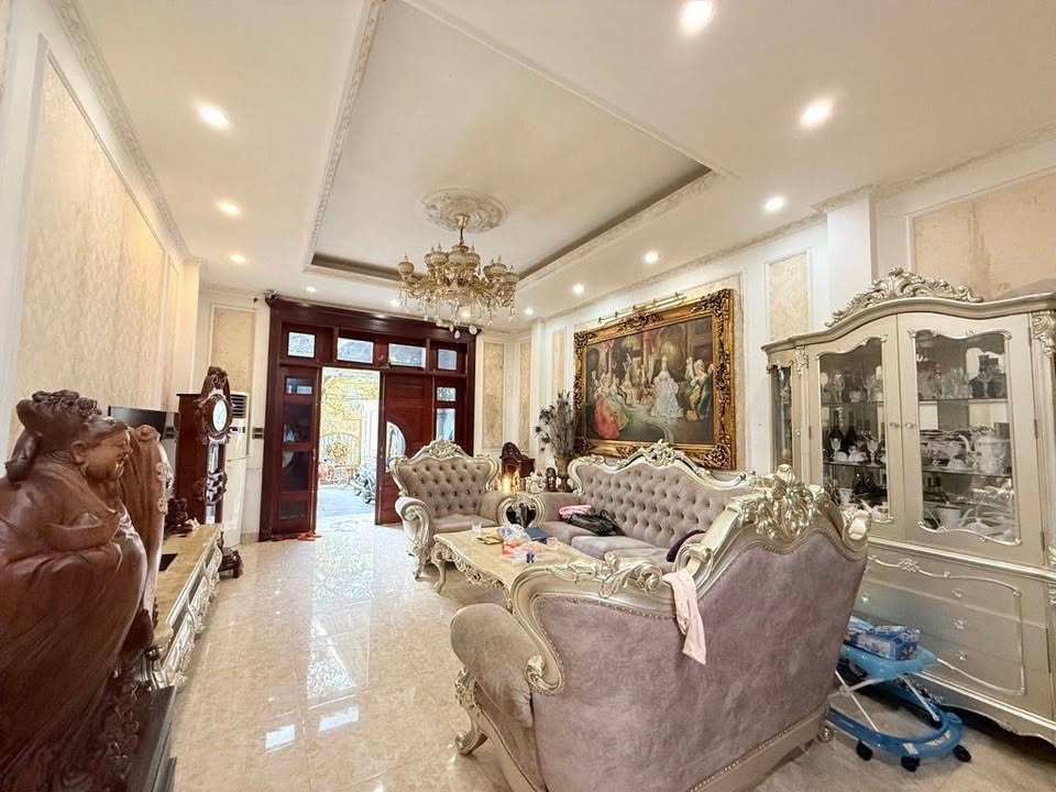 Nhà phố Thanh Am Long Biên 98m² giá 1x tỷ - Đẳng cấp tân cổ điển với sân vườn hồ Koi!