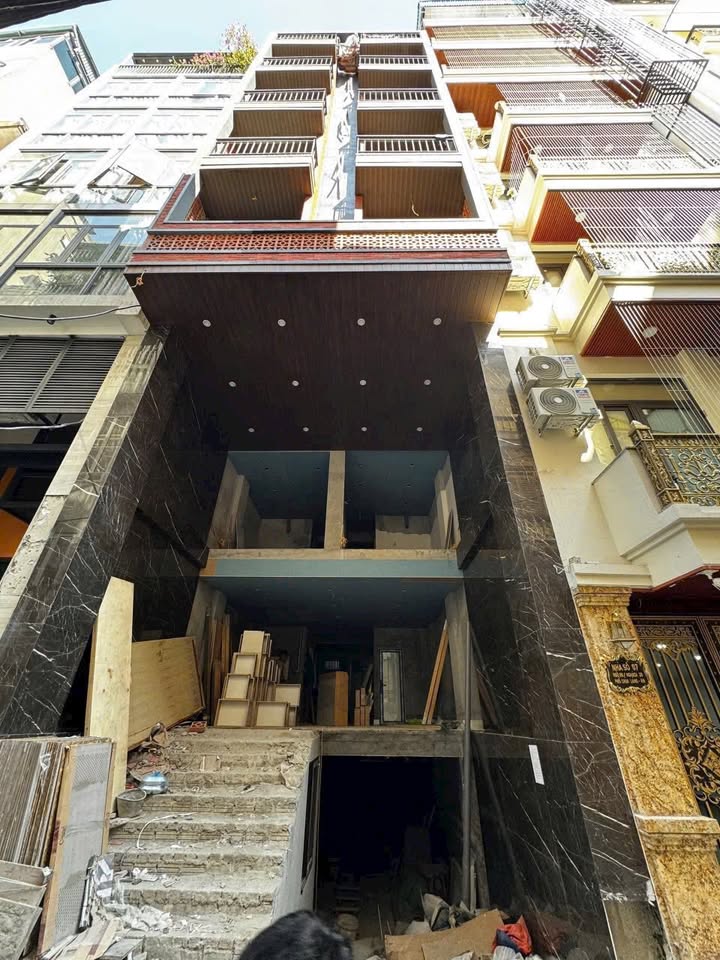 Chính chủ bán tòa nhà 8 tầng Chùa Láng 102m² giá 57 tỷ - Tài sản giữ tiền siêu hiếm!