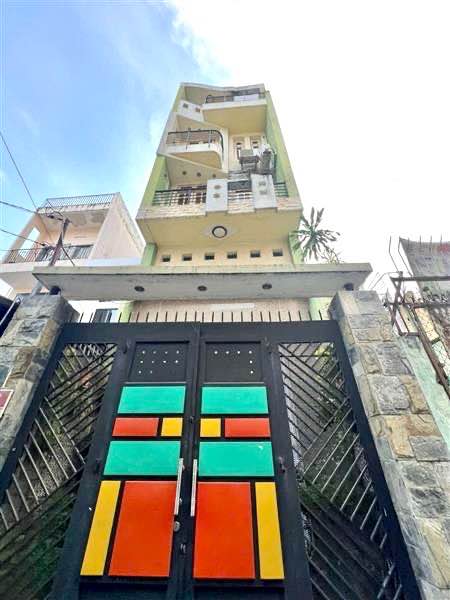 Nhà 4 tầng Phú Nhuận 60m² giá chỉ 10.8 tỷ - Hẻm xe hơi sát mặt tiền!