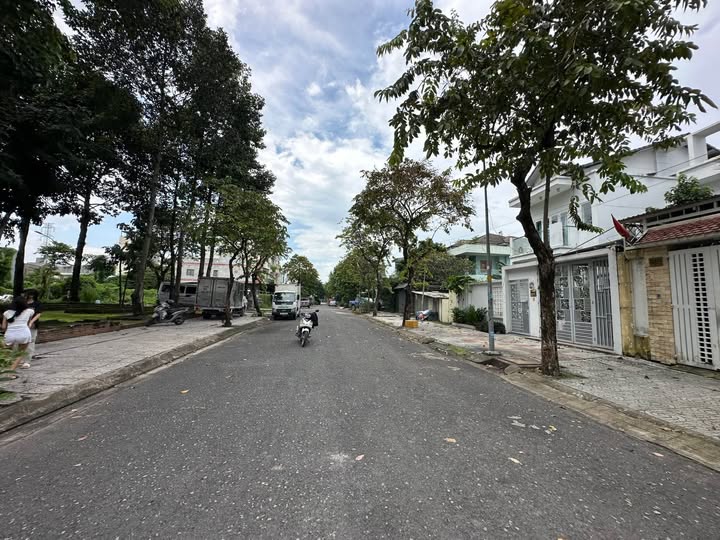 Đất Biệt Thự Góc 2 mặt tiền đường Quốc lộ 13, 230m² giá 14.5 tỷ - Sổ hồng chính chủ!