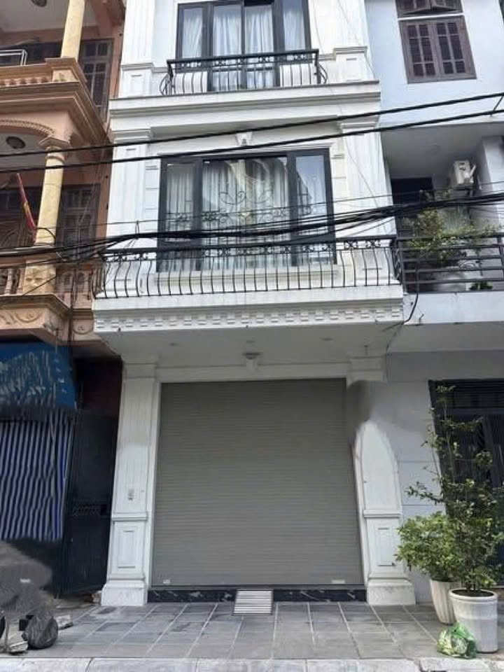 Nhà cho thuê tại ngõ 193 Trung Kính, Cầu Giấy 270m² giá 40 triệu - Thang máy tiện nghi, vào ngay!