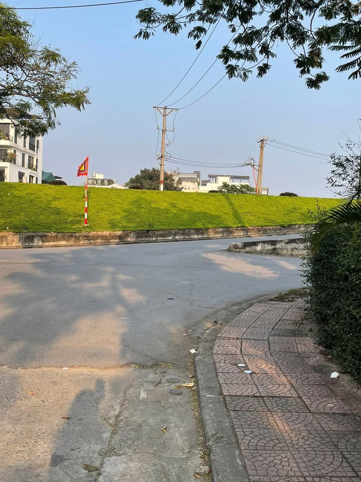 Lô đất Ngọc Thụy Long Biên 53.5m² giá 9.86 tỷ - Sổ đỏ chính chủ, kinh doanh thuận lợi!