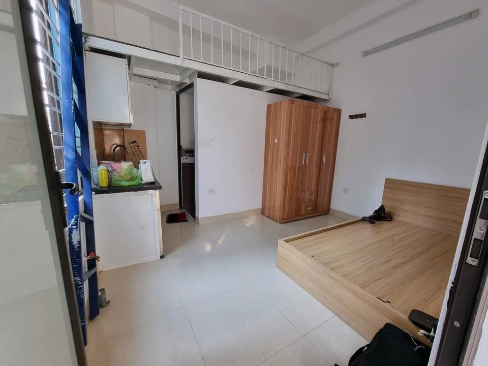 Nhà cho thuê đường Hoàng Quốc Việt, quận Cầu Giấy, giá 3.8 triệu - Full nội thất, ban công thoáng mát!