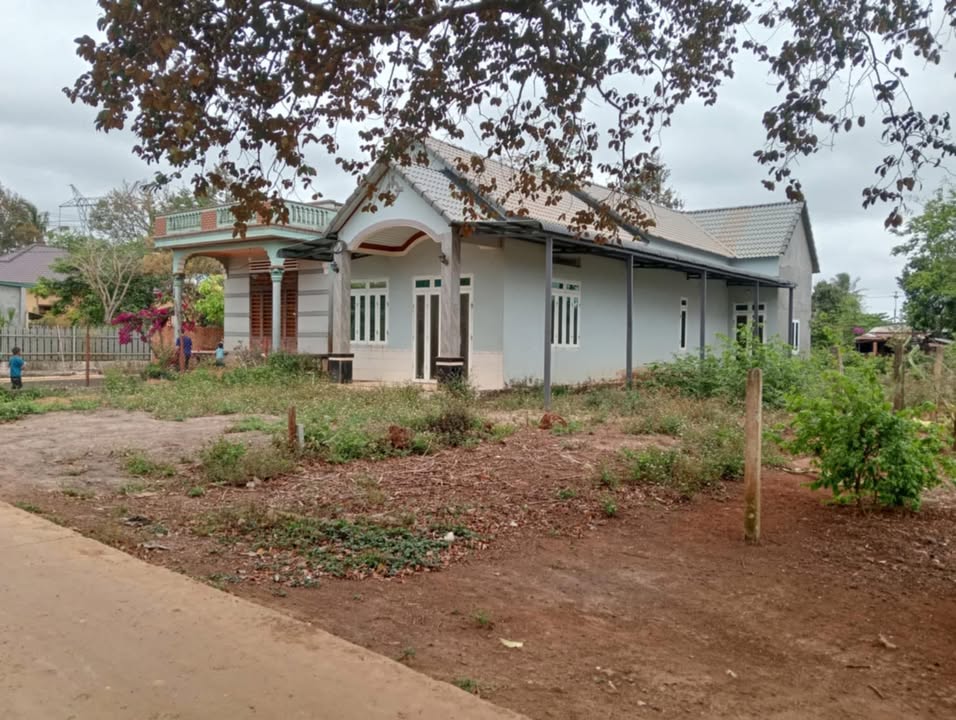 Nhà kiên cố tại Ea Bhốk, Cư Kuin, 140m² giá 820 triệu - Tiện ích đầy đủ!