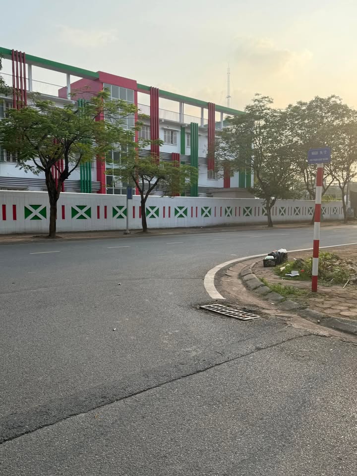 Đất nền khu tái định cư Giang Biên 40m² giá 12.2 tỷ - Vị trí đẹp, giao dịch nhanh!