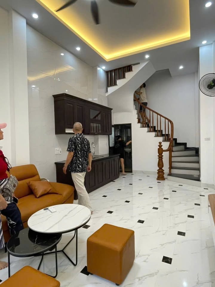 Nhà 4 tầng mới xây ngõ 169 đường Hoàng Mai 34m² giá 7.6 tỷ - Tiện nghi đầy đủ!