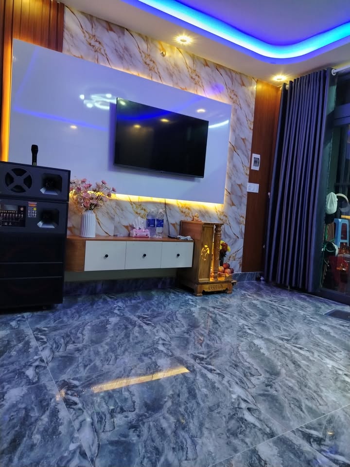 Nhà 2 tầng Đà Lạt 120m² giá 2 tỷ - Thiết kế hiện đại, gần chợ và trường học!