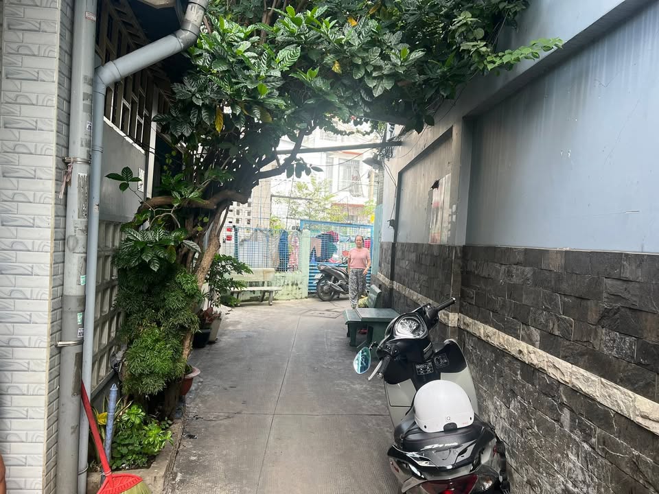 Nhà cấp 3 hẻm Hoài Thanh, 42.5m² giá 2.4 tỷ - Chính chủ, không qua cò!