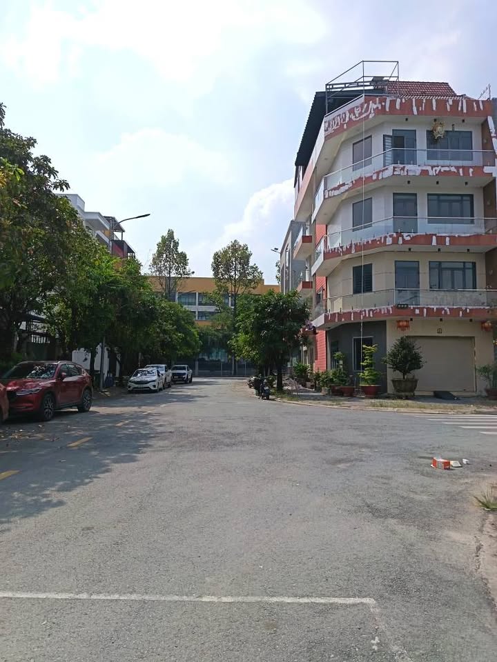 Đất nền góc Lái Thiêu 200m² giá 9.6 tỷ - Vị trí đắc địa, tiềm năng phát triển cao!