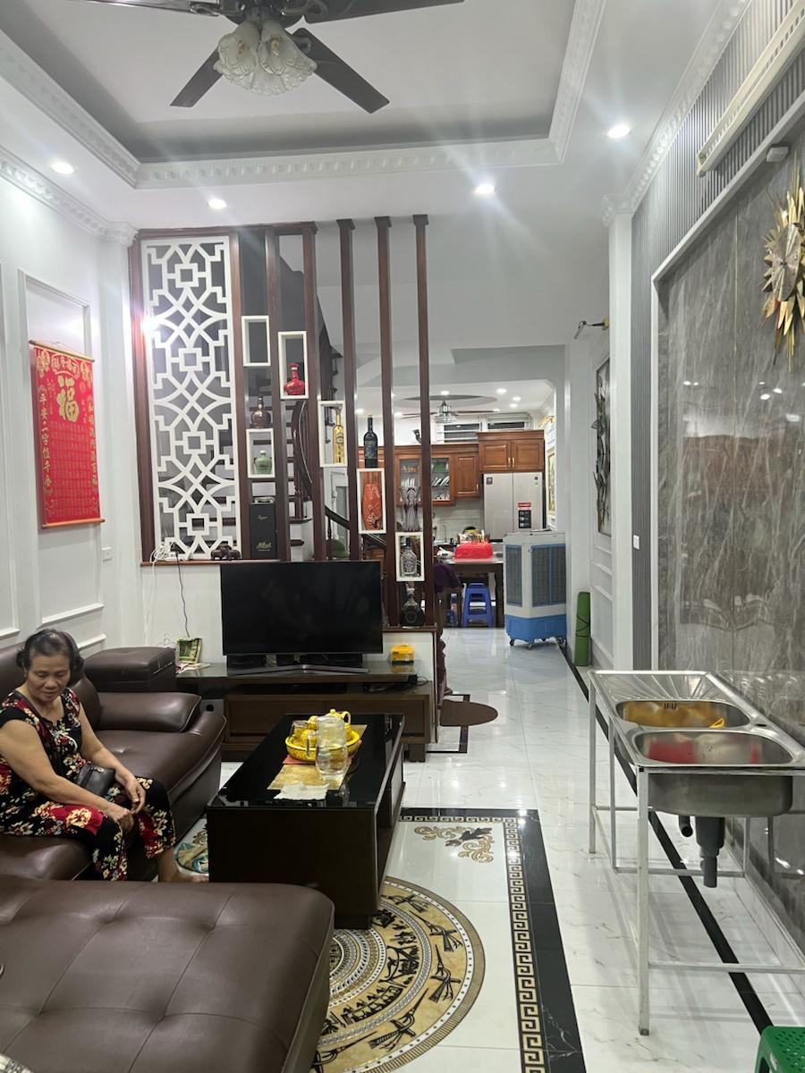 Nhà đẹp Hoàng Quốc Việt Cầu Giấy 40m² giá 14.2 tỷ - Sẵn sàng vào ở ngay!