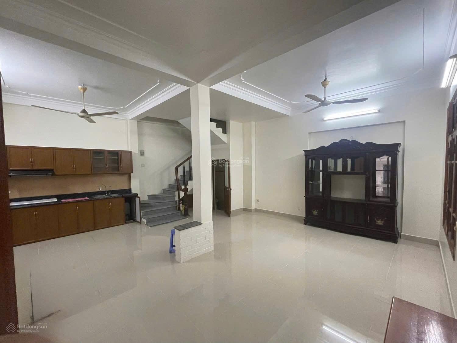 Cho thuê nhà lô góc tại Dương Văn Bé, 56m² giá 12,5 triệu - An ninh tốt, thoáng mát!