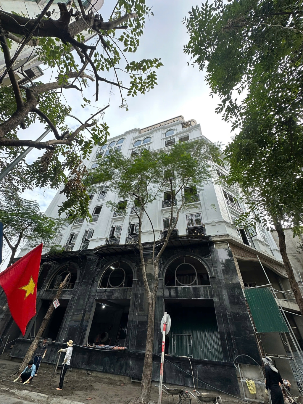 Cho thuê toà nhà 10 tầng mặt hồ Đội Cấn, quận Ba Đình - Phù hợp trụ sở công ty