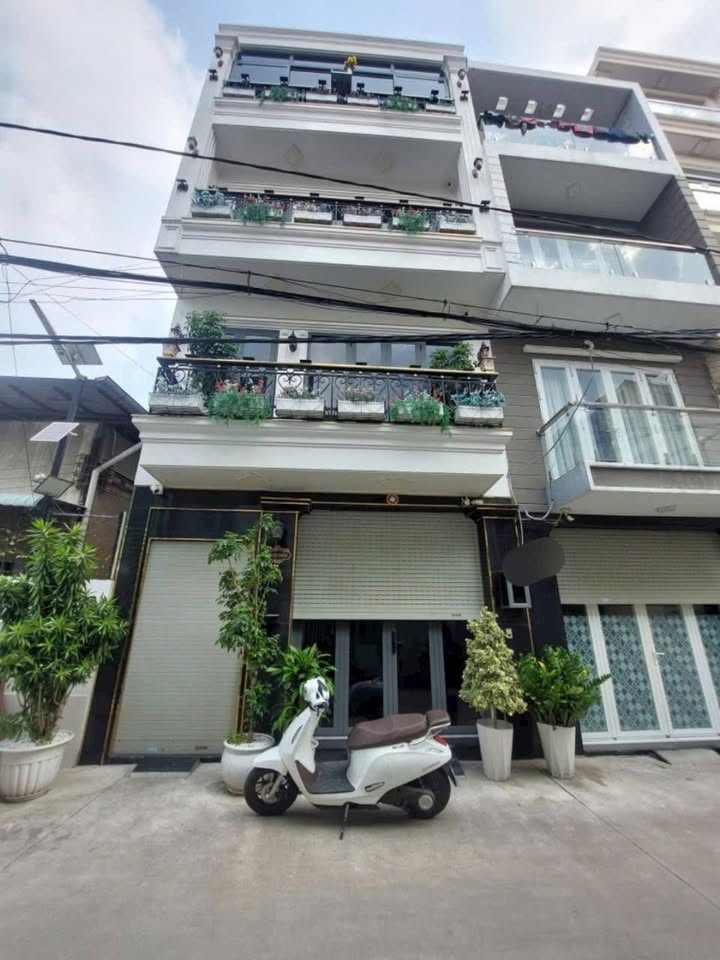Nhà phố Lạc Long Quân 47.7m² giá 10.2 tỷ - Full nội thất, sẵn sàng vào ở!